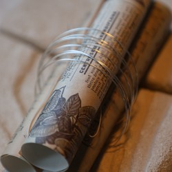 Semainier en argent 925 recyclé Éclats Nomades disposé sur un fond beige minimaliste