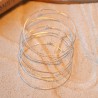 Détail des 7 joncs lisses en argent massif artisanal sur fond sable et beige
