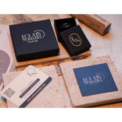 Écrin griffé Éclats Nomades avec certificat d'authenticité et garantie pour bijou artisanal en nacre