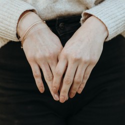 Bracelet jonc Le Classique en or laminé 585/1000 fil rond lisse Éclats Nomades.