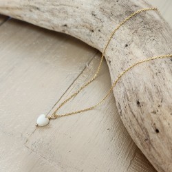 Collier ras de cou artisanal en or laminé avec pendentif cœur en nacre Éclats Nomades