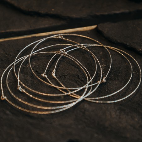 Semainier Big Sunshine 7 joncs diamantés en or 14K recyclé sur pierre noire