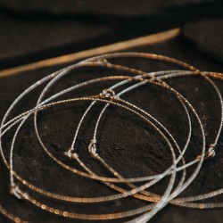 Bijoux artisanaux faits main en France, semainier or laminé 14 carats éco-responsable