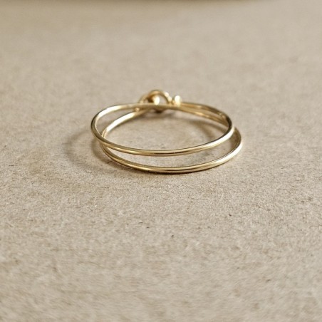 Bague double tour Cece en or Gold Filled posée à plat, dévoilant son fermoir double boucle artisanal.