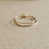 Bague double tour Cece en or Gold Filled posée à plat, dévoilant son fermoir double boucle artisanal.