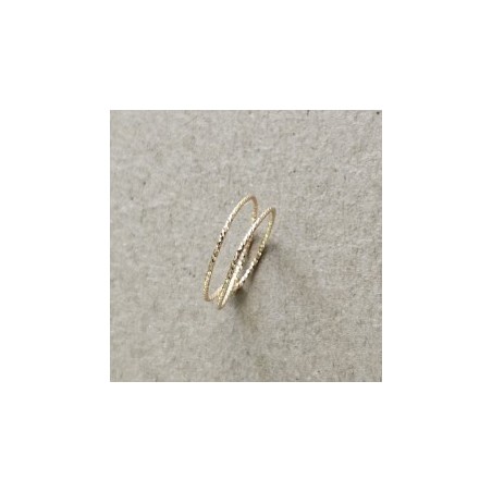 Bague double tour Claudia en or Gold Filled au fil scintillant diamanté, posée à plat sur fond clair.