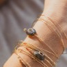 Bracelet jonc artisanal gold filled 14K orné d'une labradorite naturelle et d'un grenat