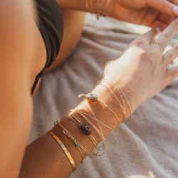 Joncs fins dorés en accumulation avec pierres naturelles labradorite et grenat