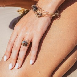 Bague Totem Una en Gold Filled 14K avec labradorite naturelle et grenat serti portée à la main