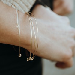 Bracelet rigide artisanal disponible en 5 tailles du XS au XL pour femme.