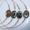 Joncs Una jonc lisse fin or laminé et labradorites aux reflets bleutés, verts et orangés serti d'un grenat