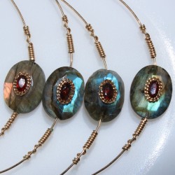 Ensemble de joncs Una fil lisse fin et labradorite seri grenat sur fond blanc