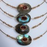 Gros plan sur la pierre labradorite facettée et ses reflets bleus, verts ou oranges par Noblesse sauvage