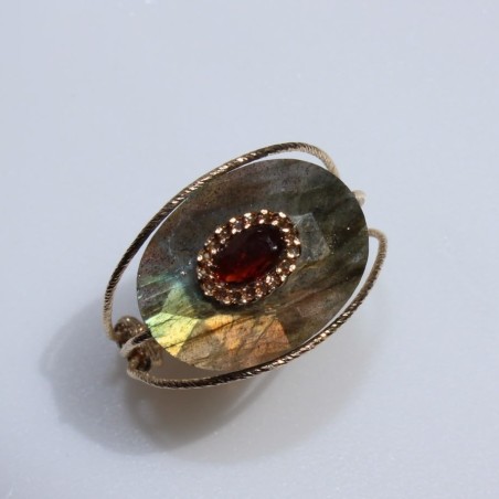 Détails de la bague triple fil scintillant fin et labradorite serti d'un grenat entouré d'une chaine maille gourmette dorée