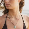 Collier bohème pendentif shattuckite avec labradorites, grenats et perles de culture posé sur une peau dorée par le soleil.