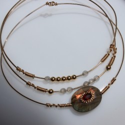 Set Dulce de 3 joncs posés, la labradorite centrale est sertie d'un grenat, des labradorites rondes et des billes d'or.