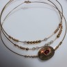 Set Dulce de 3 joncs posés, la labradorite centrale est sertie d'un grenat, des labradorites rondes et des billes d'or.