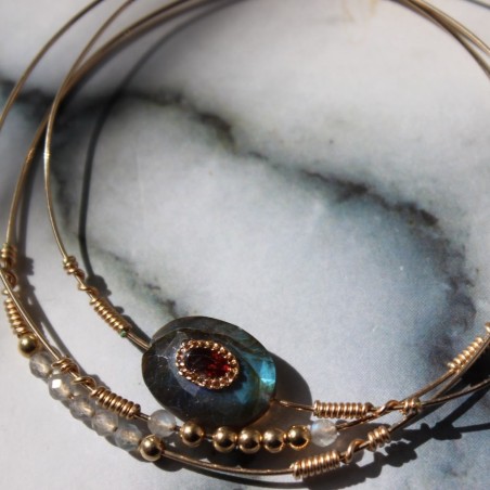 Set de 3 joncs labardorite serti d'un grenat, perles or laminé et labradorites rondes facettées sur fon style marbre