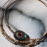 Set de 3 joncs labardorite serti d'un grenat, perles or laminé et labradorites rondes facettées sur fon style marbre