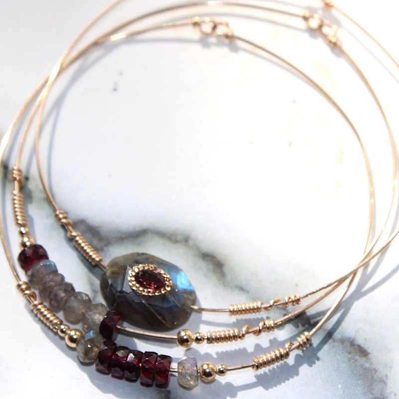 Set Enya  : jonc rigide Una en labradorite et grenat serti d'or entouré de joncs fins parés de rondelles heishi facettées.