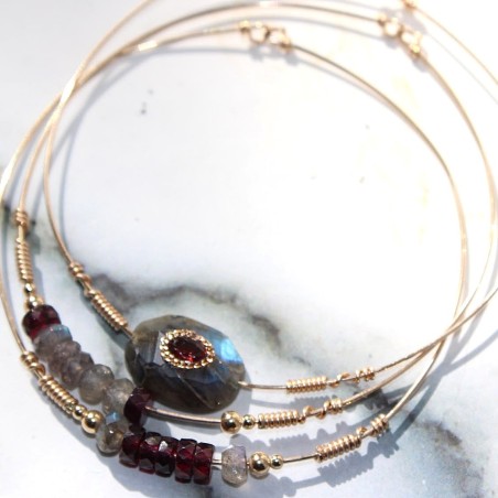 Set Enya  : jonc rigide Una en labradorite et grenat serti d'or entouré de joncs fins parés de rondelles heishi facettées.