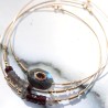 Set Enya  : jonc rigide Una en labradorite et grenat serti d'or entouré de joncs fins parés de rondelles heishi facettées.