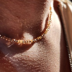 Collier Blossom Halo Champagne en Gold Filled 14k et perles de verre beiges porté au cou
