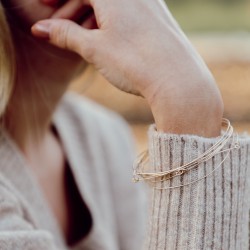 Jonc minimaliste en or laminé fait main en France, bijou durable et éthique.