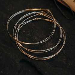 Semainier Shine composé de 7 joncs en or laminé 14 carats Éclats Nomades.